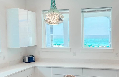 Miramar Beach House | STEPS2BEACH/FREE BeachChairs March-Oct/Pool/Hot tub/ELEVATOR/FREE GolfCart&Bikes
