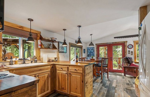 Lime Kiln Cabin | Steven's River Cabin - hot tub-beach-fireplace