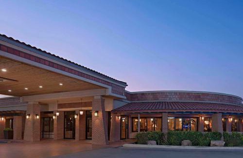 Carlsbad Hotel | Stevens Inn a Howard Johnson by Wyndham