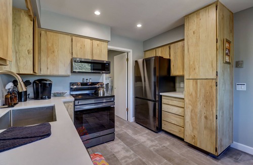 Prescott House | Stevie's Place: A Groovy Cabin Near Downtown Prescott