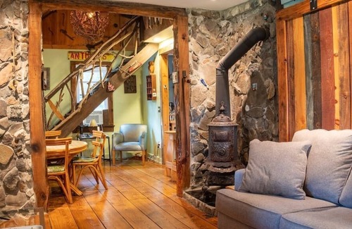 Yulan Cabin | Sticks & Stones - Whimsical Escape near Barryville