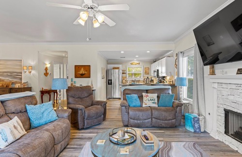 Dadeville Condo | StillWaters Luxury Condo, Lakeside, Local Pool, Boat Slip, 2 BDR, 2BTH, Sleeps 6