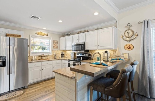 Dadeville Condo | StillWaters Luxury Condo, Lakeside, Local Pool, Boat Slip, 2 BDR, 2BTH, Sleeps 6