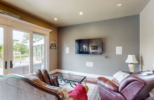 Lakeview  Jefferson County House | Stillwaters Paradise Resort-Style Pool & Jacuzzi