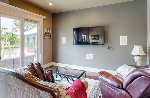 Lakeview  Jefferson County House | Stillwaters Paradise Resort-Style Pool & Jacuzzi
