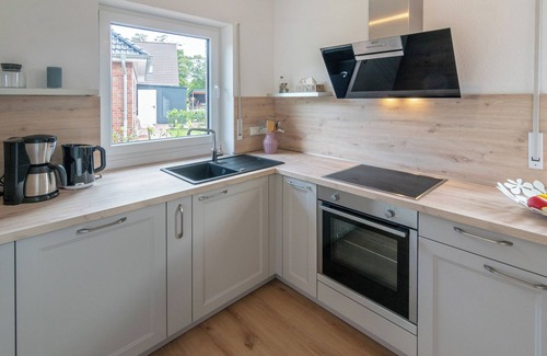 Dornum House | Stilvolle Neubau-doppelhaushälfte mit Garten