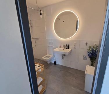 Kirchrode-Bemerode-Wulferode Apartment | Stilvolle Neubauwohnung mit Balkon&WLAN