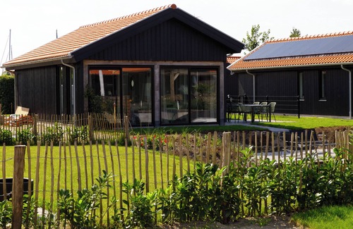 Anjum Ski Chalet | Stilvolles Ferienhaus am Wasser