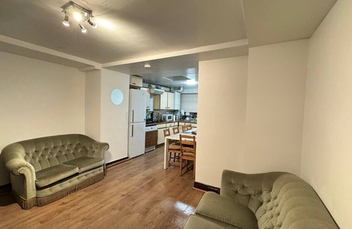 Larkhall Apartment | Stockwell Station Double Room