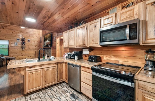 Caton Cabin | Stone-Built Cabin @ the heart of the Smokies:Indoor pool, firepit, bunk room