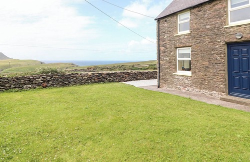 Ballydavid Cottage | STONE COTTAGE, family friendly in Ballydavid, County Kerry