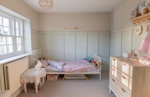 Frognall House | Stone Cottage - Hot Tub, Wooded Garden, Play Area