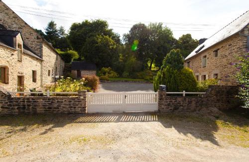 Guegon House | Stone cottage with modern cosy interior near to Josselin
