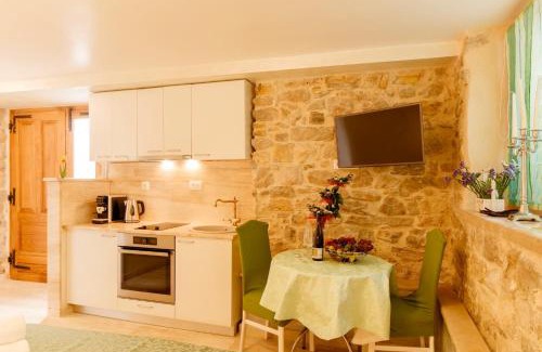 Split House | Stone house luxury rooms