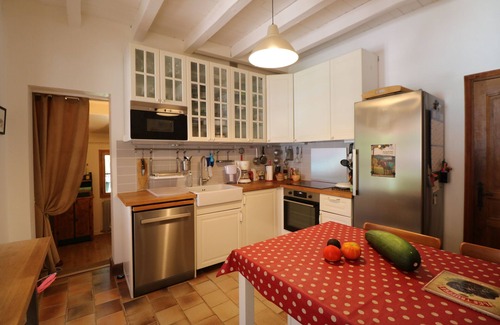 Les Eyzies House | Stone house of character with private gated pool & huge garden