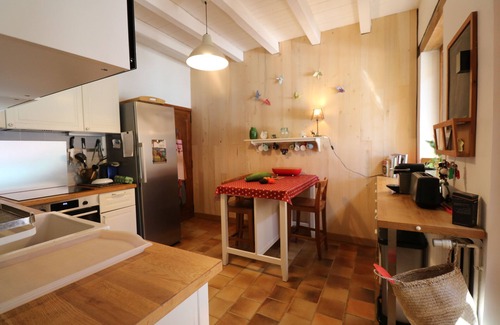 Les Eyzies House | Stone house of character with private gated pool & huge garden