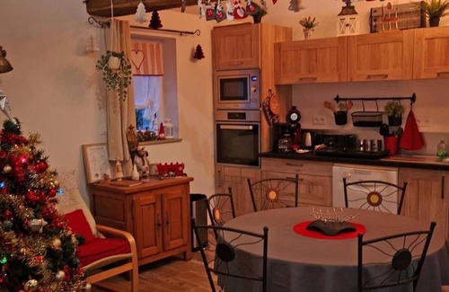 La Coulonche Cottage | Stone house, peaceful, near Bagnoles, pets allowed, garden