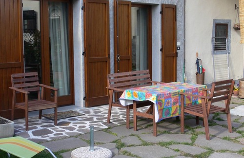 Solto Collina House | Stone house with garden
