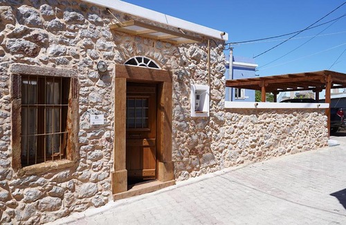 Agios Georgios Sykousis Apartment | Stone Residence Chios