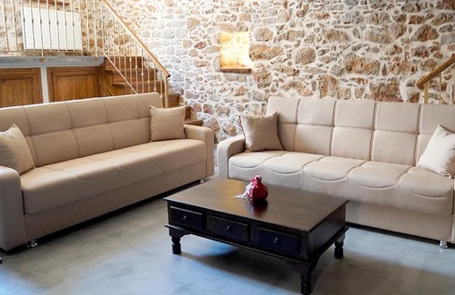 Agios Georgios Sykousis Apartment | Stone Residence Chios