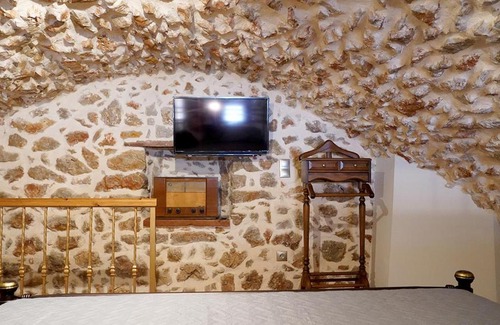 Agios Georgios Sykousis Apartment | Stone Residence Chios