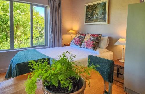 Knysna Apartment | Stone Walled Garden View