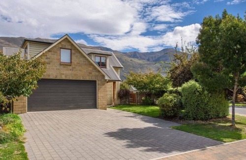 Wanaka House | Stonebrook Haven - Centrally Located