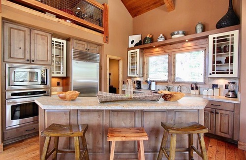 Stonegate House | Stonegate #14 Luxury Cabin with Hot Tub - Walking Distance to Village & Gondola!