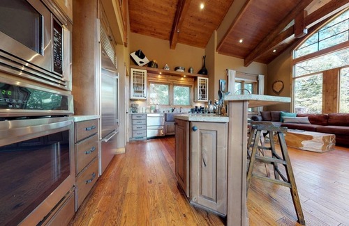Stonegate House | Stonegate #14 Luxury Cabin with Hot Tub - Walking Distance to Village & Gondola!
