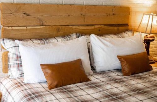 Eureka Springs Apartment | Stonegate Lodge King Bed WIFI 50in Roku TV Salt Water Pool Room # 302