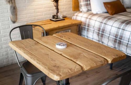 Eureka Springs Apartment | Stonegate Lodge King Bed WIFI 50in Roku TV Salt Water Pool Room # 302