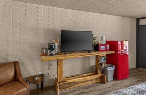 Eureka Springs Apartment | Stonegate Lodge King Bed WIFI 50in Roku TV Salt Water Pool Room # 302