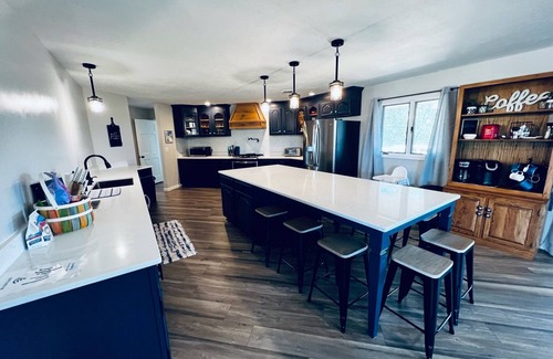 Branson House | Stonehaven Branson: Spacious, Newly Renovated, Large Deck and Hot Tub!