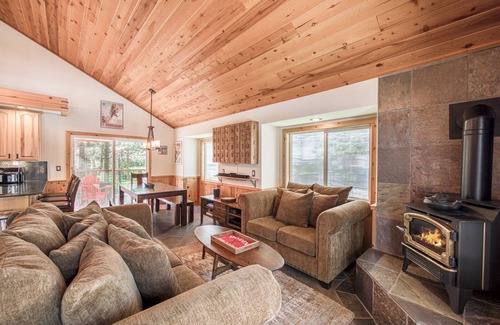 Truckee House | Stonehill Hideaway at Tahoe Donner by Tahoe Getaways - Pet-Friendly Monthly Lease