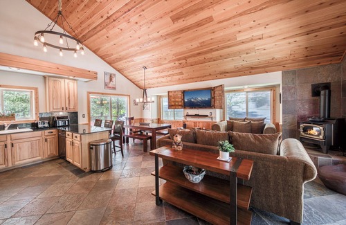 Truckee House | Stonehill Hideaway at Tahoe Donner by Tahoe Getaways - Pet-Friendly Monthly Lease