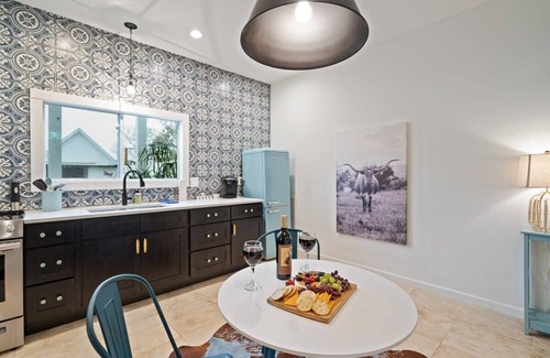 Stonewall House | Stonewall Bungalows - Sleeps 15
