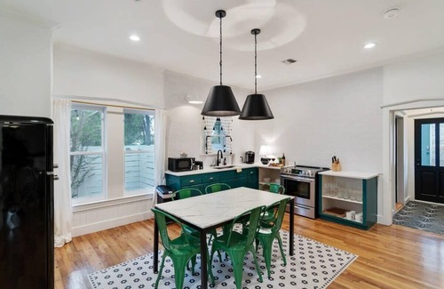 Stonewall House | Stonewall Bungalows - Sleeps 15
