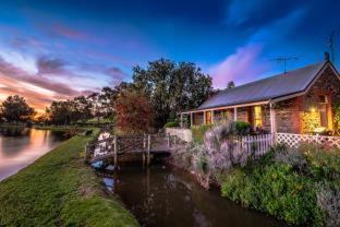Stone Well Cabin | Stonewell Cottages and Vineyards