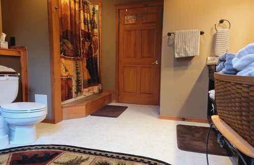 Kintnersville Cabin | Stoney Ridge Lodge, 10K sq. ft. Beautiful Log Relaxing Luxury. Vacation/Wedding