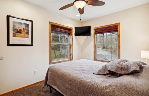 Farmington Cabin | Stony Creek | 5BR, 3.5BA, Hot Tub, Secluded Creekside Cabin