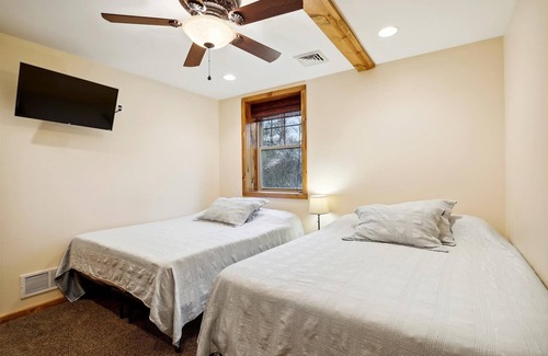 Farmington Cabin | Stony Creek | 5BR, 3.5BA, Hot Tub, Secluded Creekside Cabin