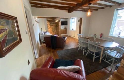 Quorn House | Stoop Cottage - in the heart of Quorn