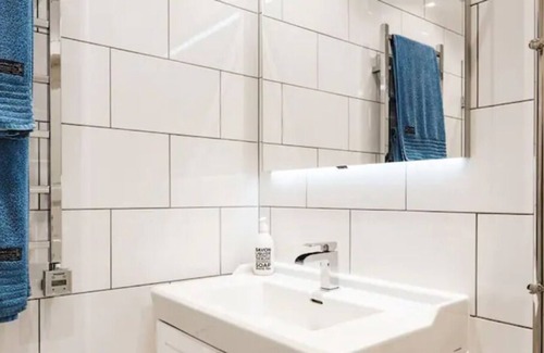 Saltsjobaden House | Stor Villa med Egen Trädgård i Naturresarvat Utanför Stockholm
