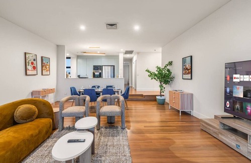 New Farm Apartment | Story Bridge & Riverview | 2 Carparks | Modern Apt