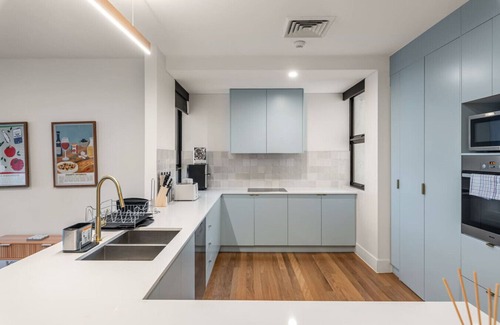New Farm Apartment | Story Bridge & Riverview | 2 Carparks | Modern Apt