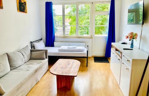 Stotteritz Apartment | Stötteritz Holiday Apartment - 3 Rooms - 6 People - 5 beds - Balcony - Great public transport 11 minutes to the city
