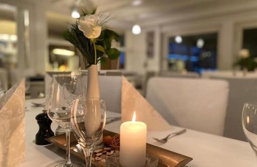 Waldeck Hotel | Strandhaus Edersee Nr 12 - Kaminzimmer, Seeblick, Badestrand, Seeterrasse