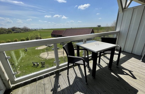 Wremen Apartment | Strandnahe Ferienwohnung mit Sauna, Strandkorb und Balkon mit Land- & Meerblick