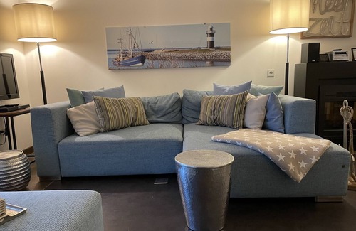 Wremen Apartment | Strandnahe Ferienwohnung mit Sauna, Strandkorb und Balkon mit Land- & Meerblick