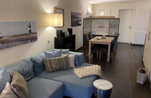 Wremen Apartment | Strandnahe Ferienwohnung mit Sauna, Strandkorb und Balkon mit Land- & Meerblick